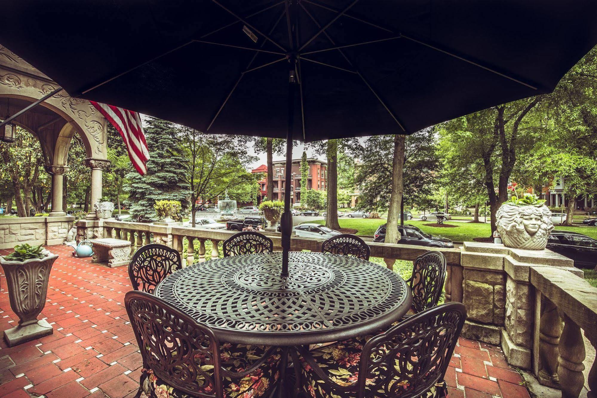 Inn At St James Court Louisville Bagian luar foto